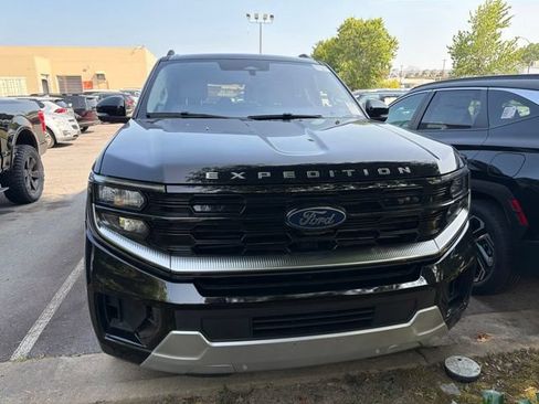 Used 2025 Ford Expedition Platinum AWD/4WD image 3