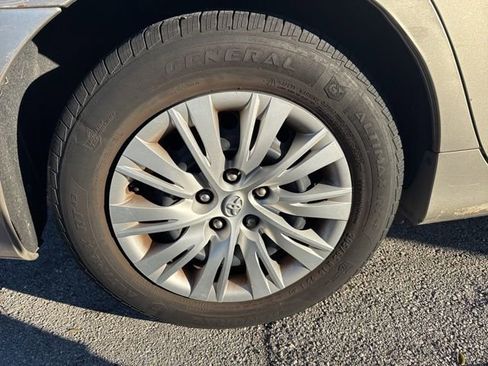 Used 2013 Toyota Camry L image 5