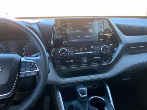 Used 2021 Toyota Highlander LE image 7