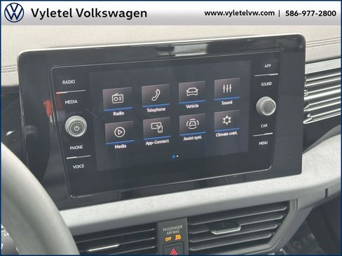 Certified 2025 Volkswagen Jetta SE w/ Sunroof Package image 24