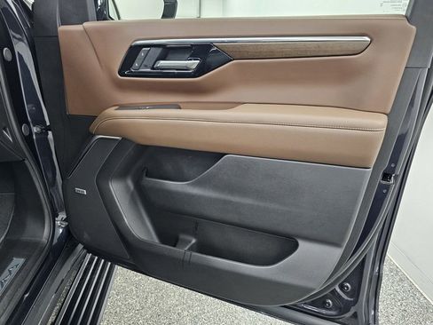 Used 2025 Chevrolet Suburban High Country AWD/4WD image 22