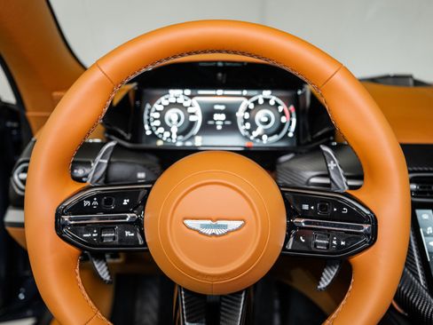 Used 2025 Aston Martin Vanquish image 11