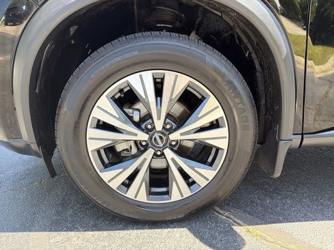 Used 2023 Nissan Rogue SV w/ SV Premium B Package FWD image 11