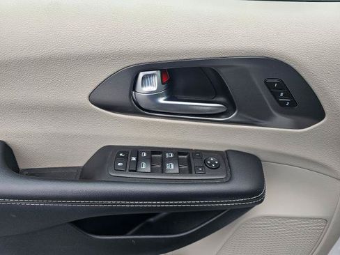 Used 2023 Chrysler Pacifica Touring-L FWD image 61