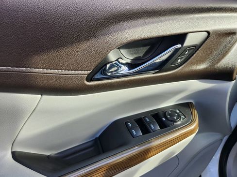 Used 2022 GMC Acadia SLE image 37