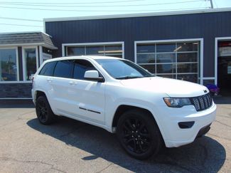 Used 2017 Jeep Grand Cherokee Altitude image 1