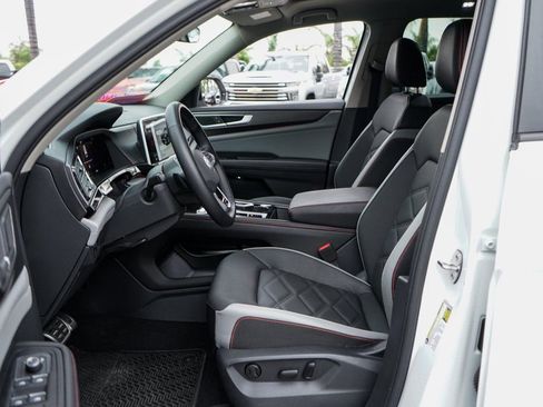 Used 2025 Volkswagen Atlas Peak Edition SE AWD/4WD image 18