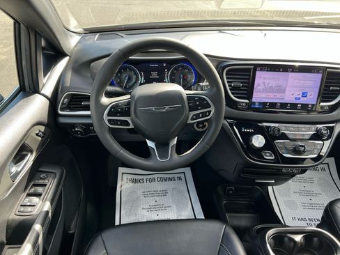 Used 2025 Chrysler Pacifica Select FWD image 2