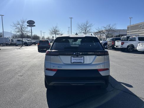 Used 2023 Chevrolet Bolt EUV LT w/ Comfort Package image 4