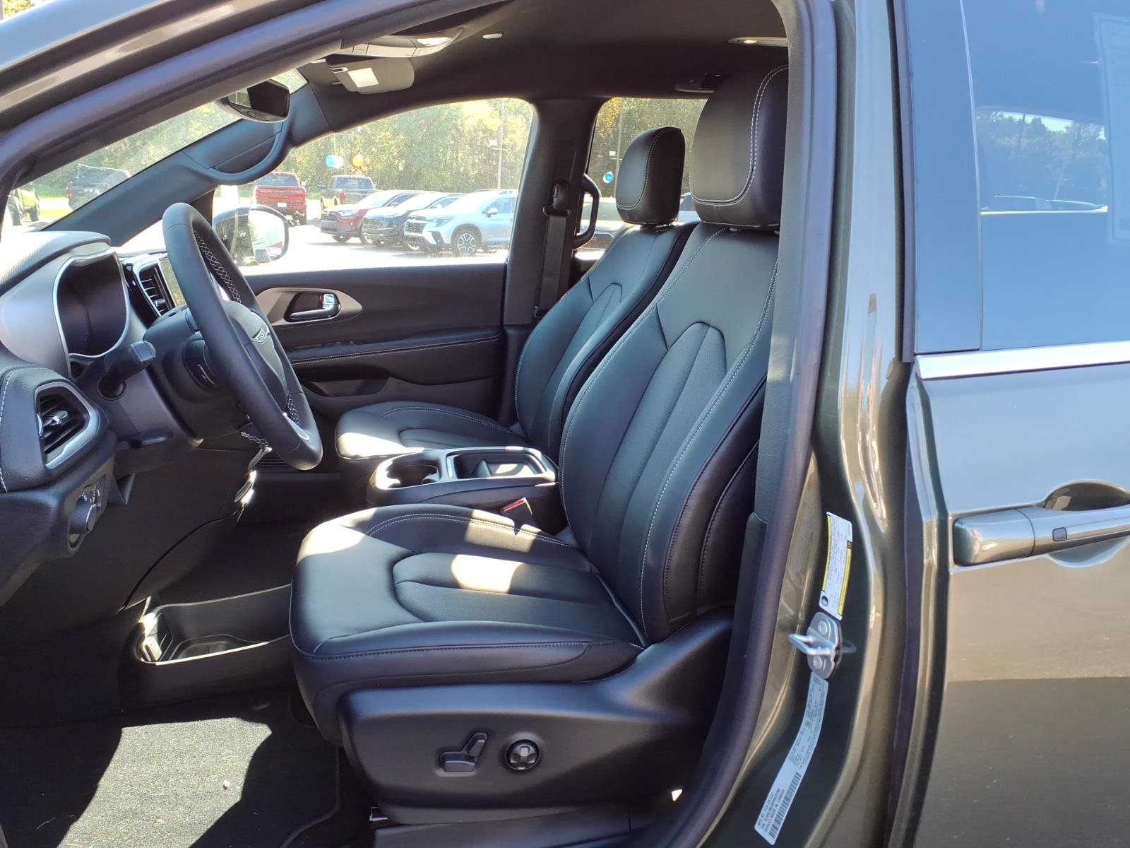 New 2027 Chrysler Pacifica Select AWD/4WD image 12