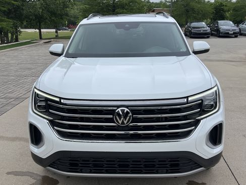Used 2024 Volkswagen Atlas SE w/ Panoramic Sunroof Package FWD image 3
