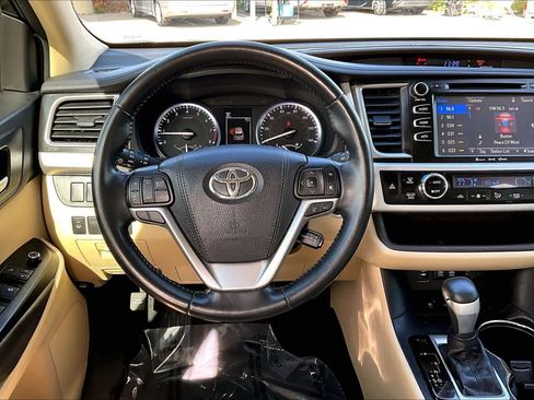 Used 2017 Toyota Highlander XLE image 5