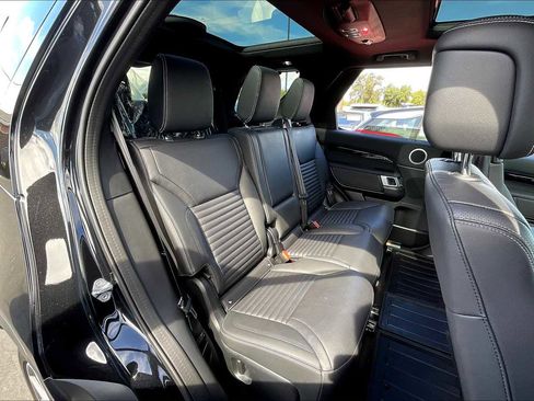 Used 2025 Land Rover Discovery S image 30