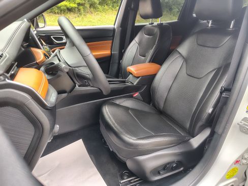 Certified 2025 Jeep Compass Limited w/ Elite Group AWD/4WD image 17