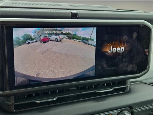 Used 2024 Jeep Wrangler Sahara image 27