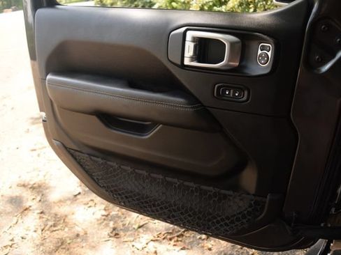 Used 2019 Jeep Wrangler Unlimited Sahara AWD/4WD image 17