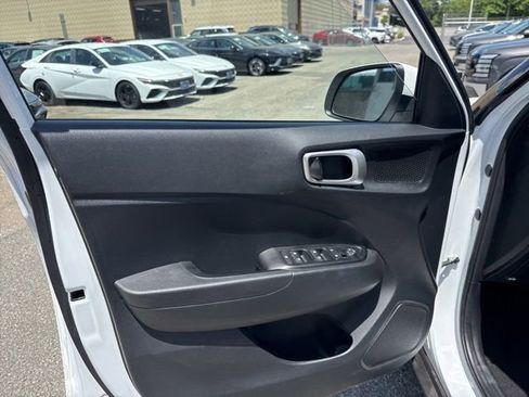 Used 2024 Hyundai Venue SE FWD image 30