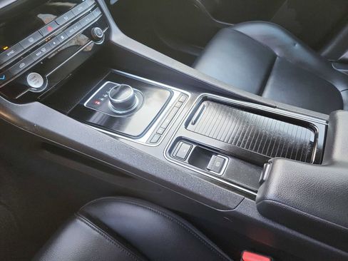 Used 2018 Jaguar F-PACE Premium image 30