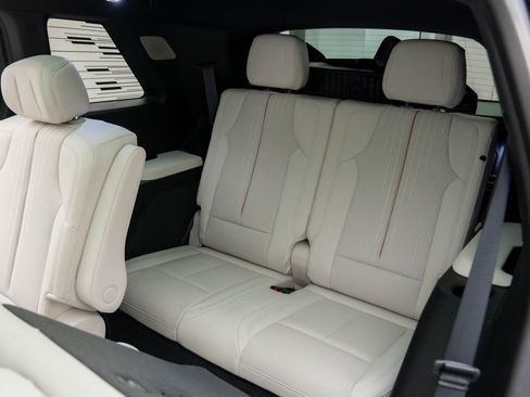New 2026 Cadillac Vistiq Luxury w/ LPO, Floor Liner Package AWD/4WD image 18