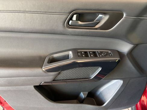 Used 2025 Nissan Pathfinder SV FWD image 18
