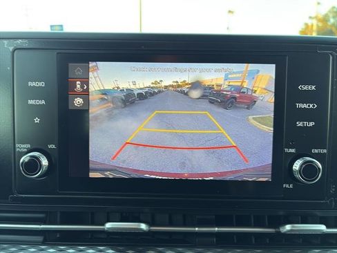 Used 2023 Kia Carnival LX image 22