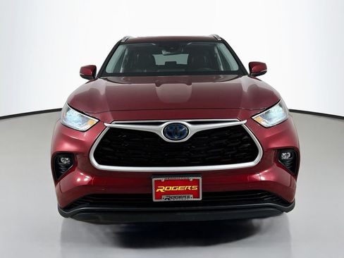 Used 2021 Toyota Highlander XLE AWD/4WD image 2