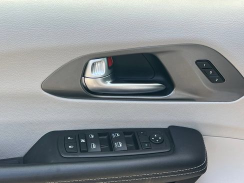 Used 2023 Chrysler Pacifica Touring-L FWD image 26