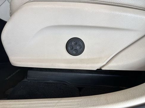 Used 2019 Mercedes-Benz GLC 300 w/ Premium Package image 24