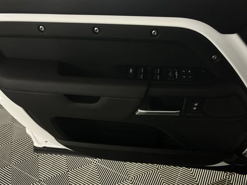Used 2025 Land Rover Defender 110 S image 28