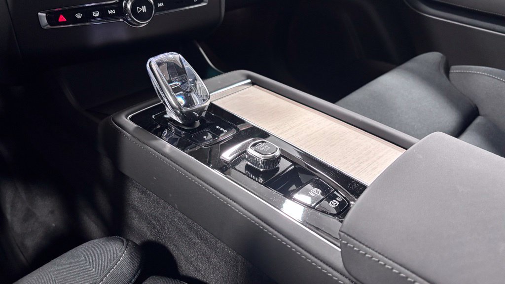 Certified 2025 Volvo XC90 B6 Ultra AWD/4WD image 15