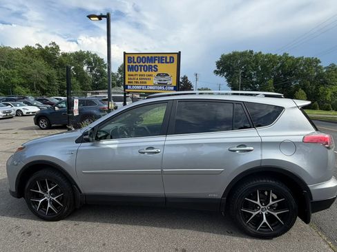 Used 2018 Toyota RAV4 SE AWD/4WD image 2