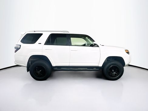 Used 2017 Toyota 4Runner SR5 AWD/4WD image 10
