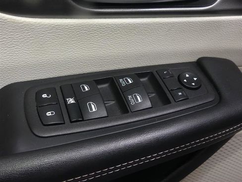 Used 2023 Chrysler Pacifica Touring-L FWD image 21