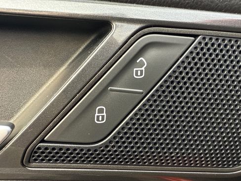 Used 2018 Volkswagen Tiguan SE image 24