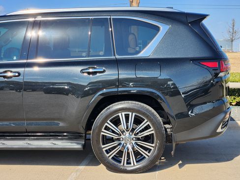 Used 2025 Lexus LX 600 4WD w/ Luxury Package image 10