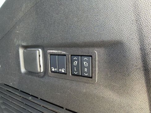 Used 2025 GMC Yukon XL Denali AWD/4WD image 12