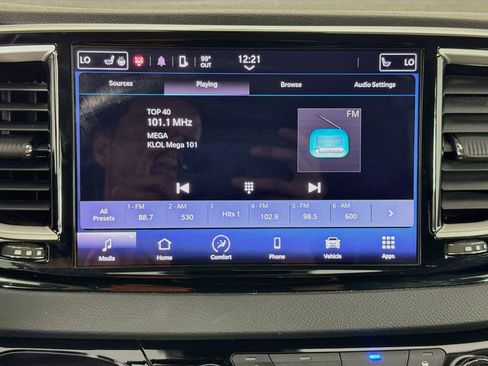 Used 2023 Chrysler Pacifica Touring-L FWD image 16