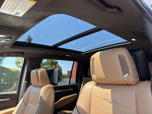 Used 2025 Cadillac Escalade ESV Premium Luxury AWD/4WD image 40