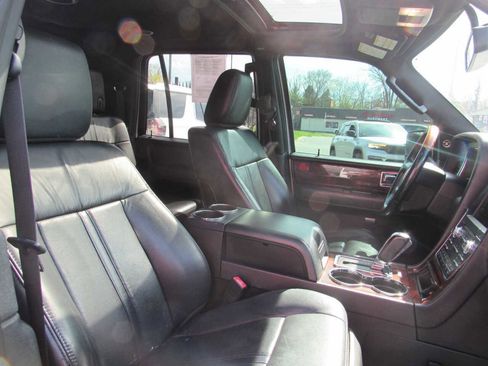 Used 2015 Lincoln Navigator L 4WD image 28