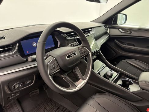 Used 2025 Jeep Grand Cherokee Laredo w/ Luxury Tech Group I RWD image 4