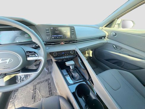 Used 2025 Hyundai Elantra Blue image 23