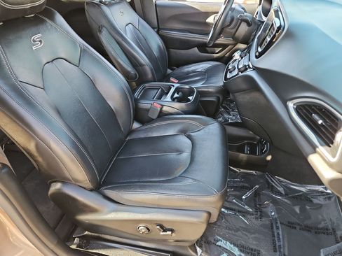 Used 2018 Chrysler Pacifica Touring-L FWD image 24