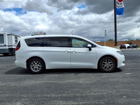 Used 2022 Chrysler Voyager LX FWD image 5