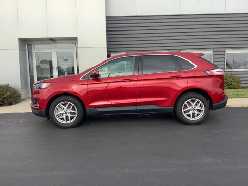 Certified 2024 Ford Edge SEL w/ Convenience Package AWD/4WD image 2