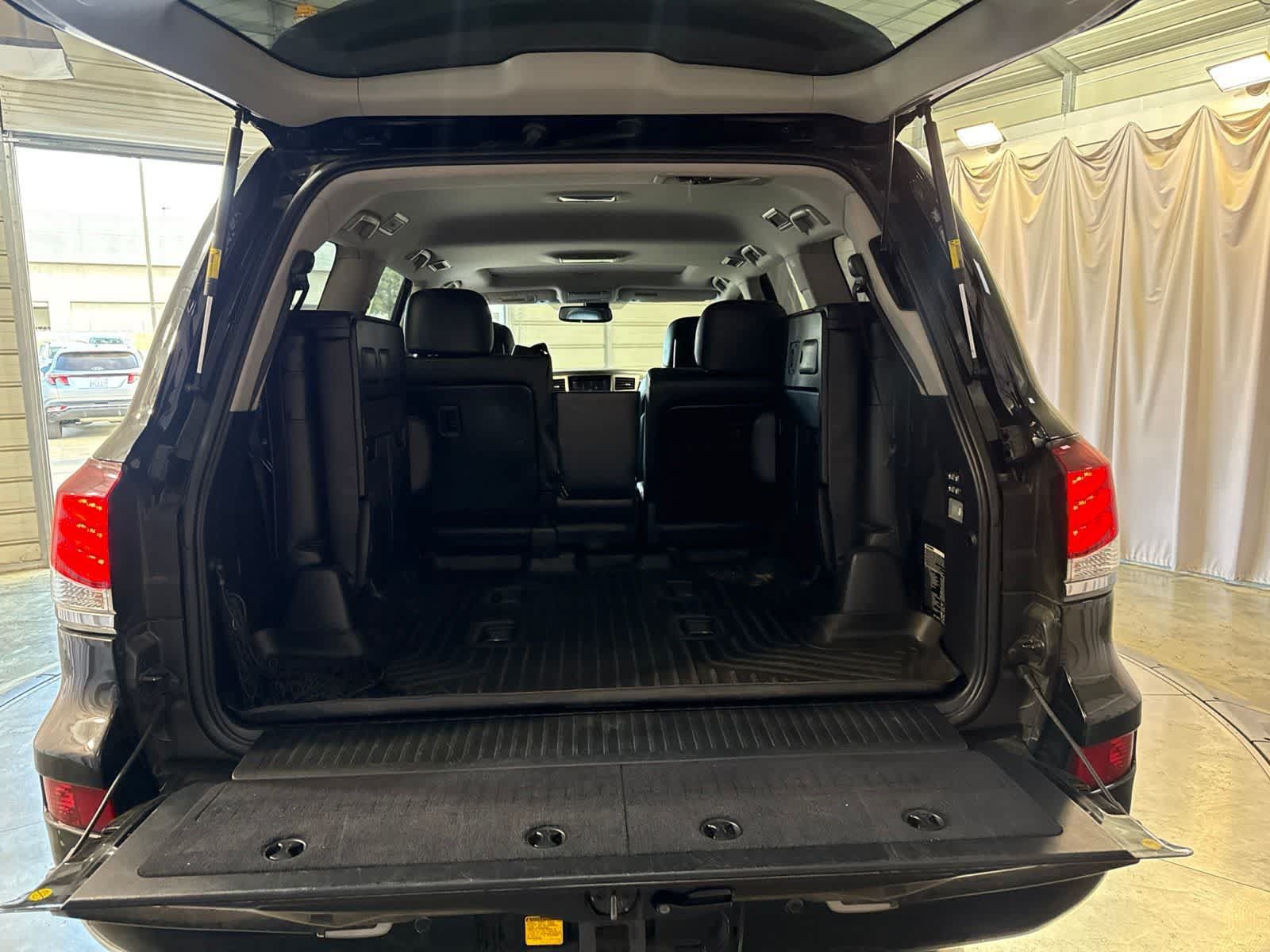 Used 2013 Lexus LX 570 4WD w/ Luxury Pkg w/Pre-crash image 13
