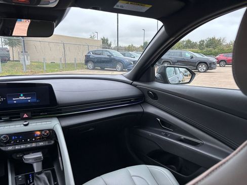 Used 2025 Hyundai Elantra Limited image 35