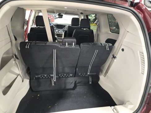 Used 2022 Chrysler Pacifica Touring-L FWD image 11