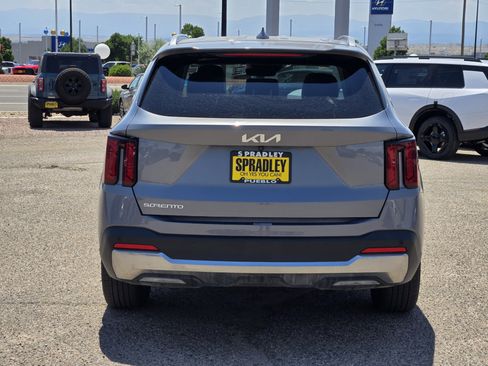 Used 2024 Kia Sorento S FWD image 4