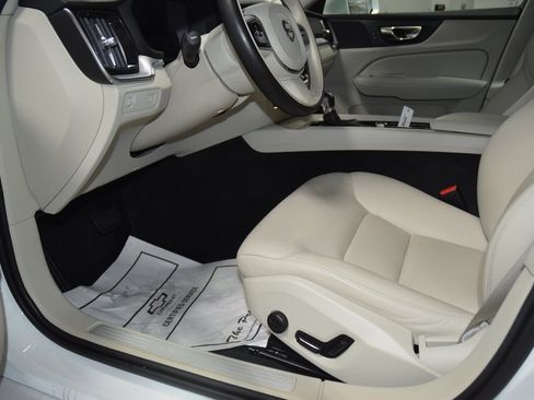 Used 2020 Volvo V60 T5 Momentum w/ Premium Package image 34