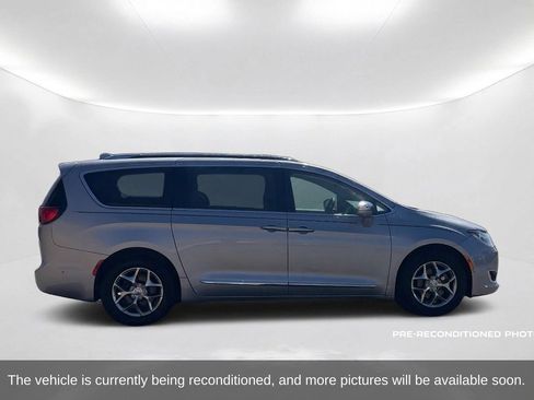 Used 2017 Chrysler Pacifica Limited w/ UConnect Theater Package FWD image 4